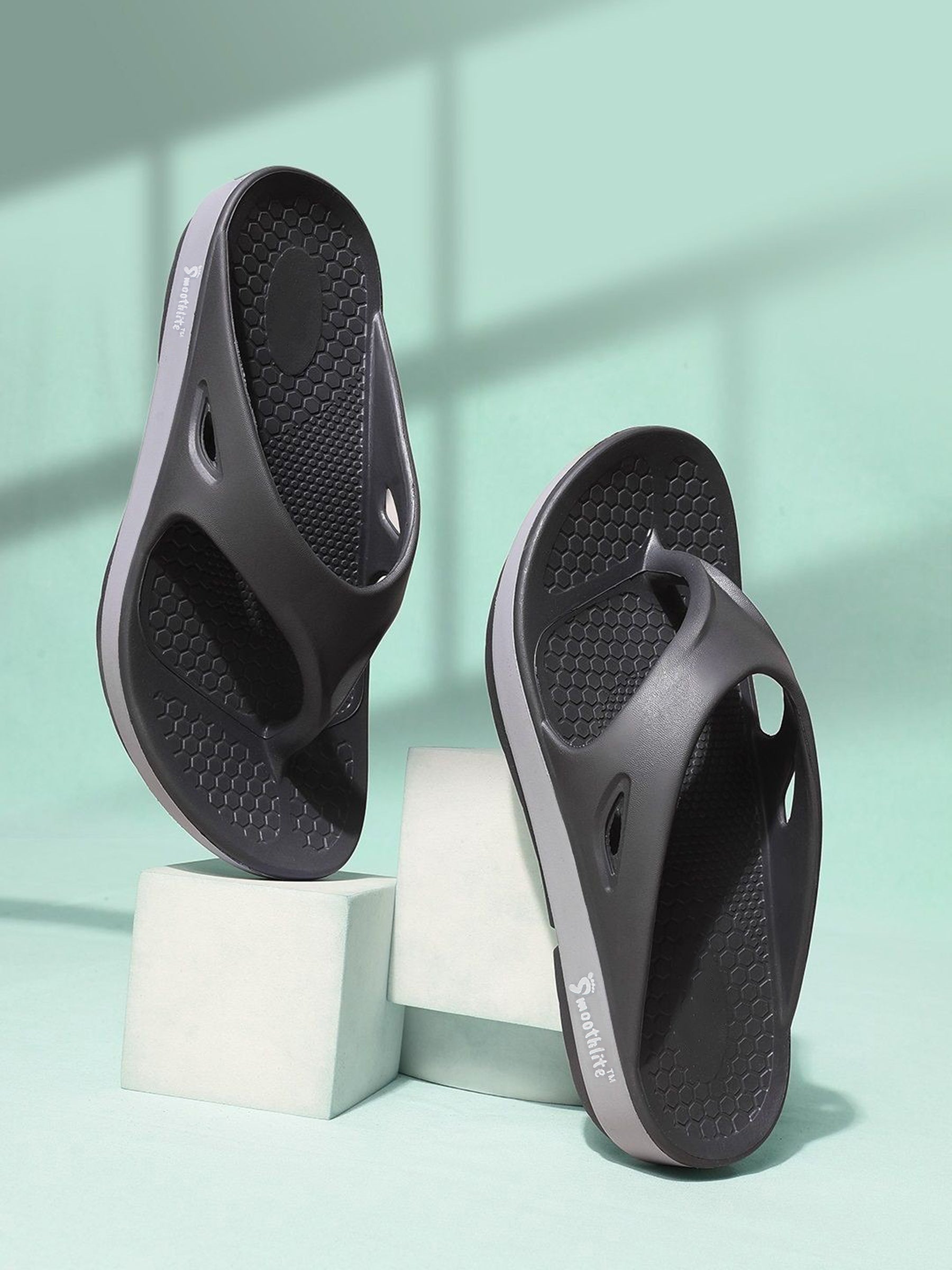 Smoothlite Everyday Cushioned Flip-Flops for men in Dark Grey, image 6